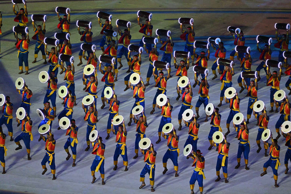Màn biểu diễn nghệ thuật tại Lễ Khai mạc SEA Games 32 trên Sân vận động Morodok Techo, thủ đô Phnom Penh, Campuchia. (Ảnh: AFP/TTXVN)