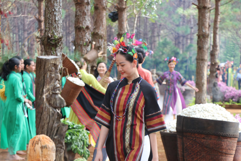 Những chi tiết đặc sắc trong sản phẩm thời trang thổ cẩm Tây Nguyên của nhà thiết kế Minh Hạnh. (Ảnh: Khoa Chương/TTXVN)