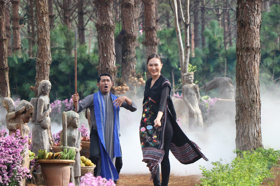 Một màn trình diễn đẹp mắt của người mẫu thời trang với trang phục áo dài họa tiết thổ cẩm độc đáo. (Ảnh: Khoa Chương/TTXVN)