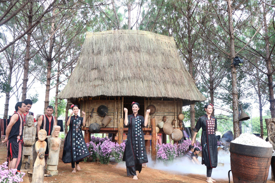 Những người mẫu trình diễn áo dài và thời trang thổ cẩm Tây Nguyên tại thị trấn Măng Đen, huyện Kon Plông, tỉnh Kon Tum. (Ảnh: Khoa Chương/TTXVN)