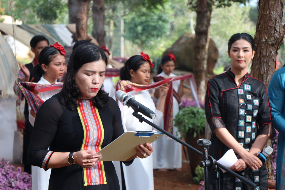Phó Chủ tịch Ủy ban Nhân dân tỉnh Kon Tum Y Ngọc phát biểu tại chương trình biểu diễn áo dài và thời trang thổ cẩm Tây Nguyên. (Ảnh: Khoa Chương/TTXVN)