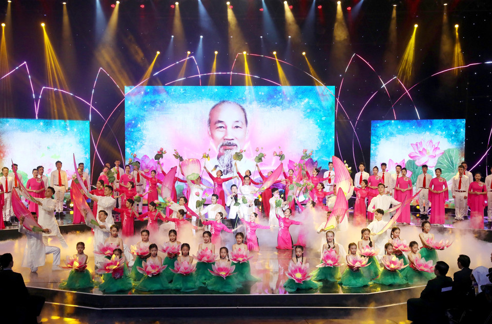 Tiết mục biểu diễn nghệ thuật trong chương trình. (Ảnh: Thống Nhất/TTXVN)