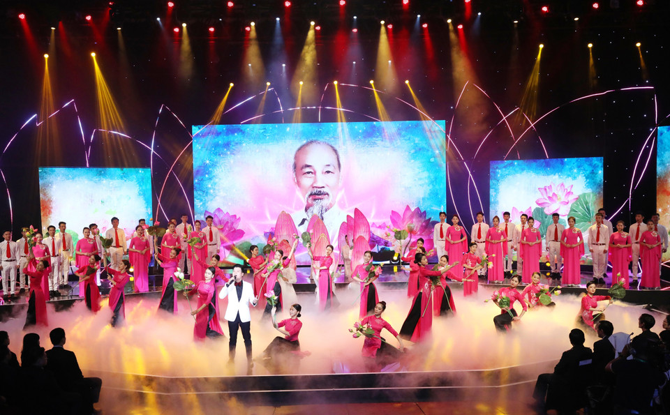 Tiết mục biểu diễn nghệ thuật trong chương trình. (Ảnh: Thống Nhất/TTXVN)