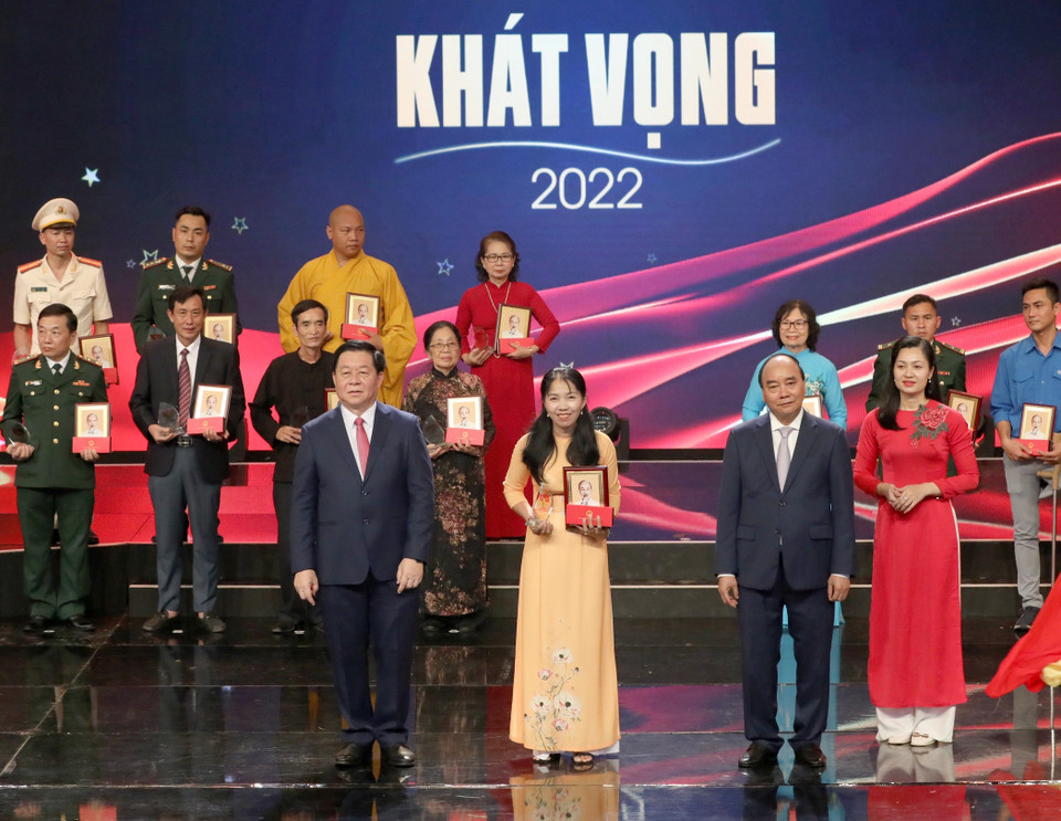 Chủ tịch nước Nguyễn Xuân Phúc và đồng chí Nguyễn Trọng Nghĩa, Bí thư Trung ương Đảng, Trưởng Ban Tuyên giáo Trung ương trao quà và biểu trưng tôn vinh các điển hình tiêu biểu. (Ảnh: Phương Hoa/TTXVN)