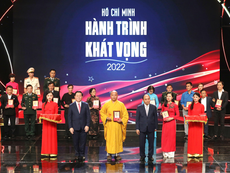 Chủ tịch nước Nguyễn Xuân Phúc và đồng chí Nguyễn Trọng Nghĩa trao quà và biểu trưng tôn vinh cho Đại đức Thích Minh Trung, Chùa Vạn Đức, xã Thới Thạch, huyện Thới Lai, thành phố Cần Thơ. (Ảnh: Phương Hoa/TTXVN)