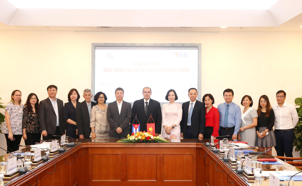 Đại biểu chụp ảnh chung tại buổi làm việc. (Ảnh: Phương Hoa/TTXVN)