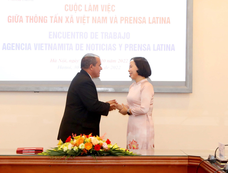 Tổng giám đốc Thông tấn xã Việt Nam Vũ Việt Trang và Chủ tịch Thông tấn xã Mỹ Latinh Prensa Latina Luis Enrique Gonzalez Acosta. (Ảnh: Phương Hoa/TTXVN)