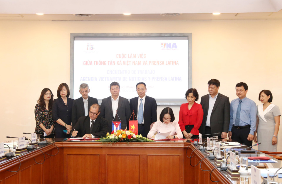 Tổng giám đốc Thông tấn xã Việt Nam Vũ Việt Trang và Chủ tịch Thông tấn xã Mỹ Latinh Prensa Latina Luis Enrique Gonzalez Acosta ký kết văn bản hợp tác giữa hai cơ quan. (Ảnh: Phương Hoa/TTXVN)