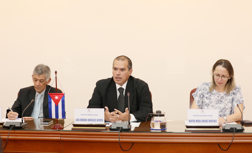 Chủ tịch Thông tấn xã Mỹ Latinh Prensa Latina Luis Enrique Gonzalez Acosta (ngồi giữa) phát biểu tại buổi làm việc. (Ảnh: Phương Hoa/TTXVN)