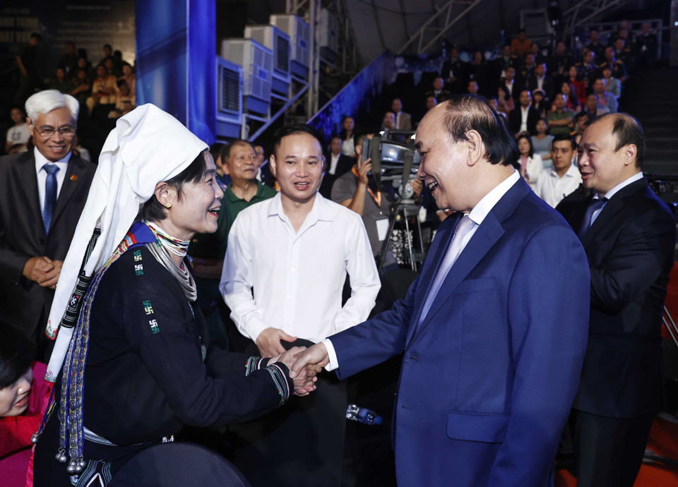 Chủ tịch nước Nguyễn Xuân Phúc và các gương điển hình tiêu biểu trong học tập và làm theo tư tưởng, đạo đức, phong cách Hồ Chí Minh. (Ảnh: Thống Nhất/TTXVN)