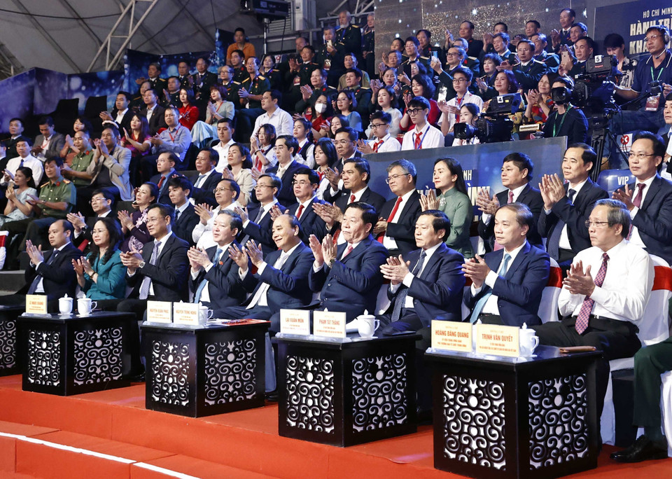 Chủ tịch nước Nguyễn Xuân Phúc và các đại biểu dự Chương trình “Hồ Chí Minh - Hành trình khát vọng 2022”. (Ảnh: Thống Nhất/TTXVN)