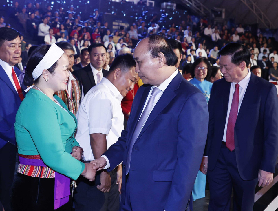 Chủ tịch nước Nguyễn Xuân Phúc và các gương điển hình tiêu biểu trong học tập và làm theo tư tưởng, đạo đức, phong cách Hồ Chí Minh. (Ảnh: Thống Nhất/TTXVN)