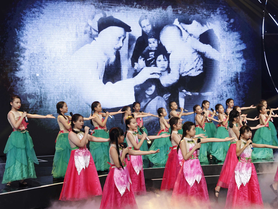 Tiết mục biểu diễn nghệ thuật trong chương trình. (Ảnh: Thống Nhất/TTXVN)