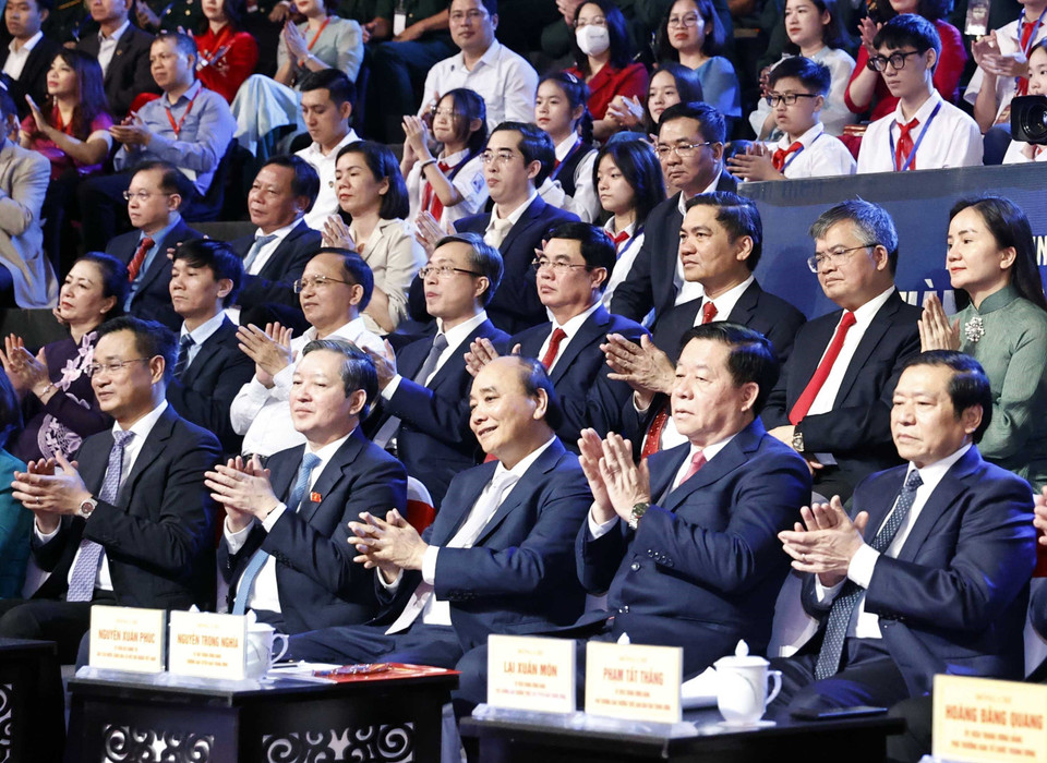 Chủ tịch nước Nguyễn Xuân Phúc và các đại biểu dự Chương trình “Hồ Chí Minh - Hành trình khát vọng 2022”. (Ảnh: Thống Nhất/TTXVN)