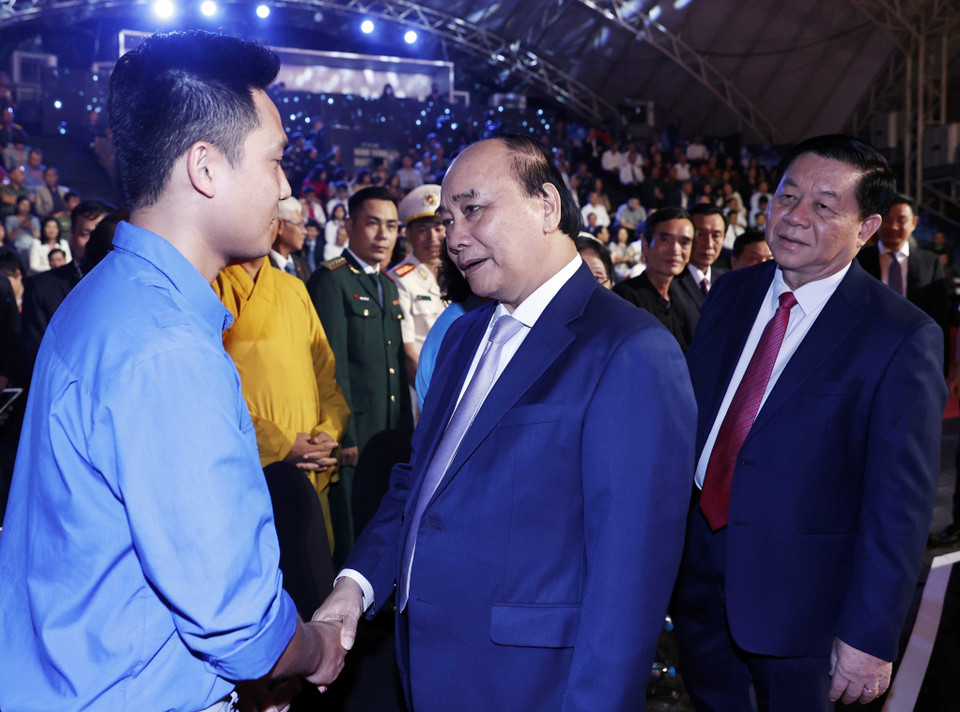 Chủ tịch nước Nguyễn Xuân Phúc và các gương điển hình tiêu biểu trong học tập và làm theo tư tưởng, đạo đức, phong cách Hồ Chí Minh. (Ảnh: Thống Nhất/TTXVN)