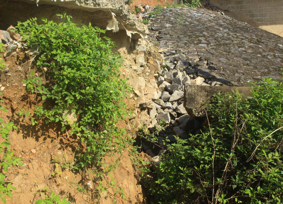 Phần chân khay tứ nón bị sụt dài 25m, sâu từ 0,7-1,2m; vết nứt tứ nón và mái taluy đường bộ đầu cầu kéo dài từ đỉnh tứ nón đến chân khay dài 12,5m, rộng từ 0,5-0,6m. (Ảnh: Trịnh Duy Hưng/TTXVN)