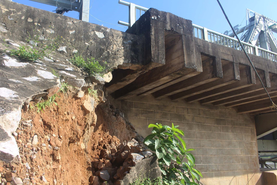  Nguyên nhân dẫn đến tình trạng này là do nước sông Mã có hiện tượng đổi dòng, cộng với mưa lũ lớn vừa qua khiến nước xoáy lồng, dòng chảy mạnh làm tứ nón mố phía Nam hạ lưu cầu Hàm Rồng bị xói lở nặng, gẫy chân khay gây lún, sụt và nứt. (Ảnh: Trịnh Duy Hưng/TTXVN)