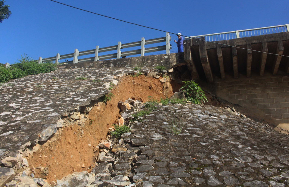 Chân cầu Hàm Rồng (phường Hàm Rồng, thành phố Thanh Hóa) đang bị sạt lở nghiêm trọng. (Ảnh: Trịnh Duy Hưng/TTXVN)
