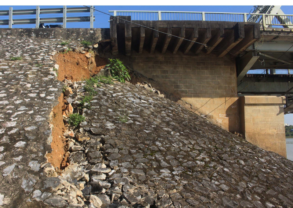 Đế bảo vệ trước mố khu vực chân khay bị tụt từ 0,5-1m, chiều dài 20m, rộng từ 0,3-0,6m. (Ảnh: Trịnh Duy Hưng/TTXVN)