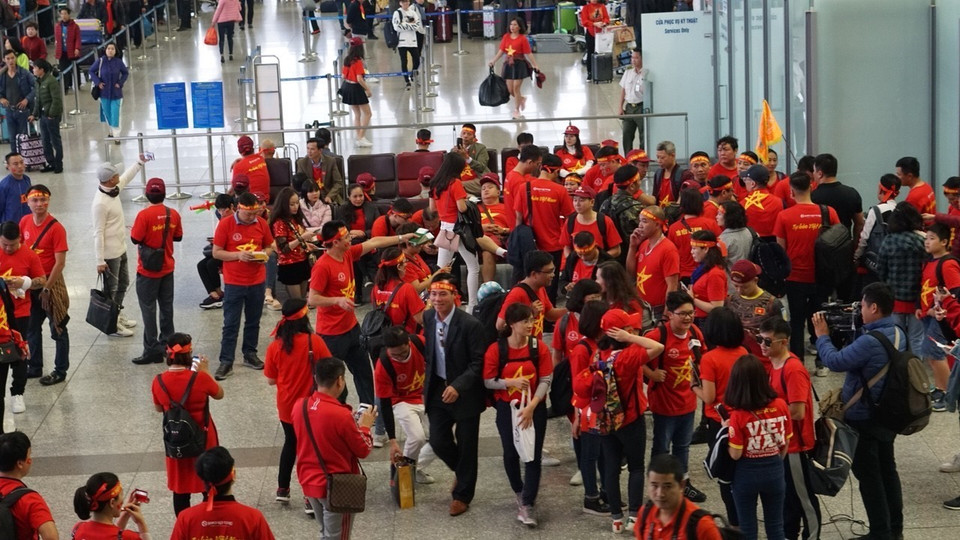 Cổ động viên lên đường sang Malaysia cổ vũ đội tuyển Việt Nam. (Ảnh: TTXVN phát)