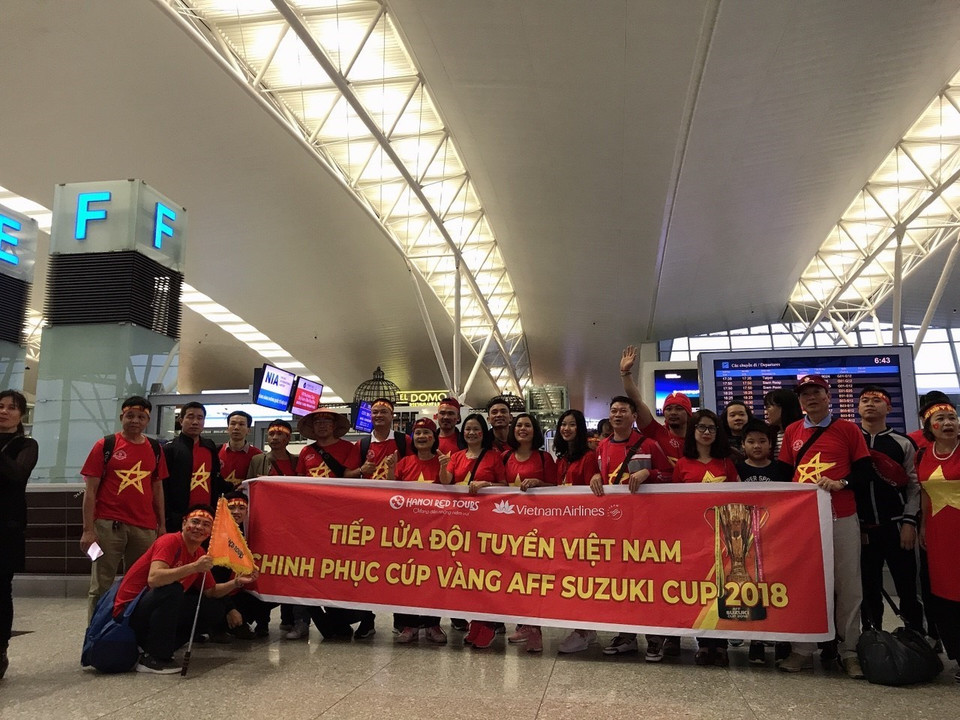 Nhiều công ty lữ hành phối hợp với hãng hàng không Vietnam Airlines tổ chức các chuyến bay thuê bao nguyên chuyến để đưa cổ động viên sang cổ vũ cho đội tuyển. (Ảnh: TTXVN phát)