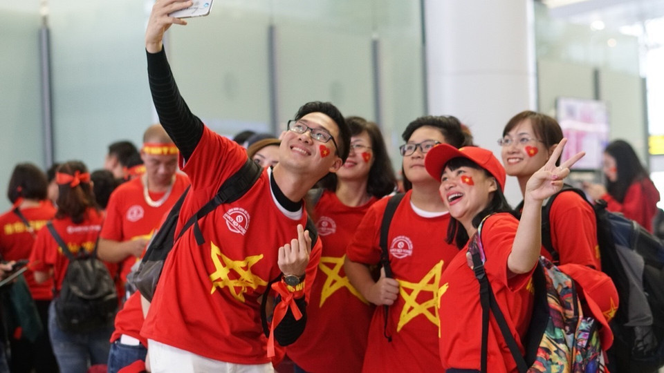 Cổ động viên lên đường sang Malaysia cổ vũ đội tuyển Việt Nam. (Ảnh: TTXVN phát)