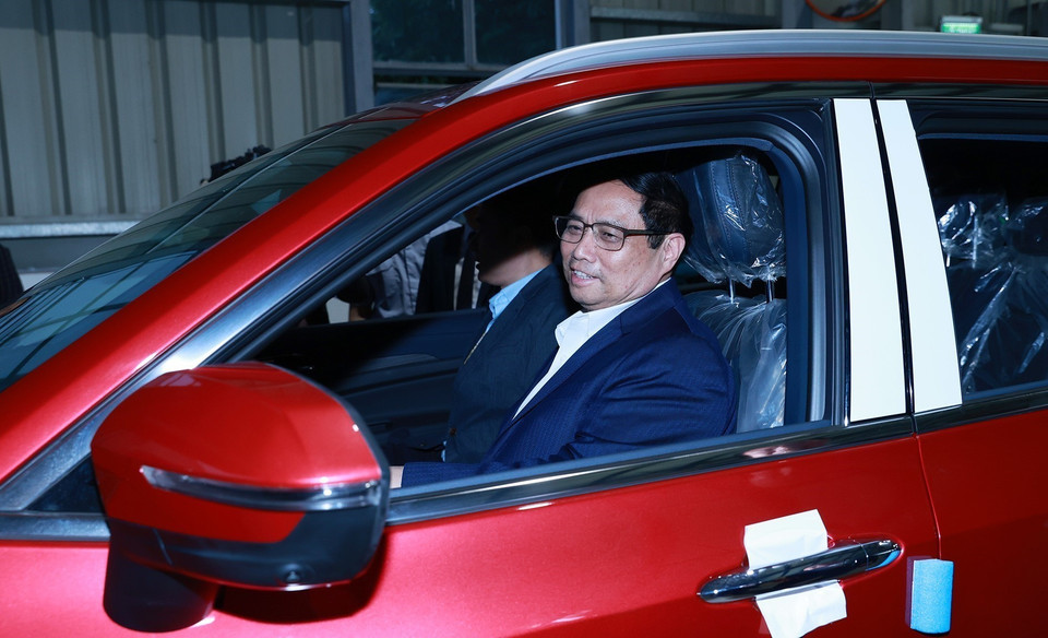 Thủ tướng Phạm Minh Chính thăm dây chuyền sản xuất, lắp ráp ôtô của Công ty TNHH Ford Việt Nam. (Ảnh: Dương Giang/TTXVN)