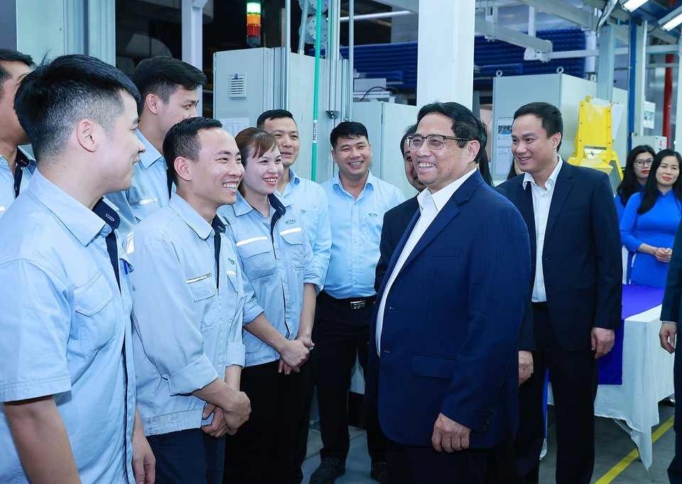 Thủ tướng Phạm Minh Chính với công nhân Công ty TNHH Ford Việt Nam. (Ảnh: Dương Giang/TTXVN)