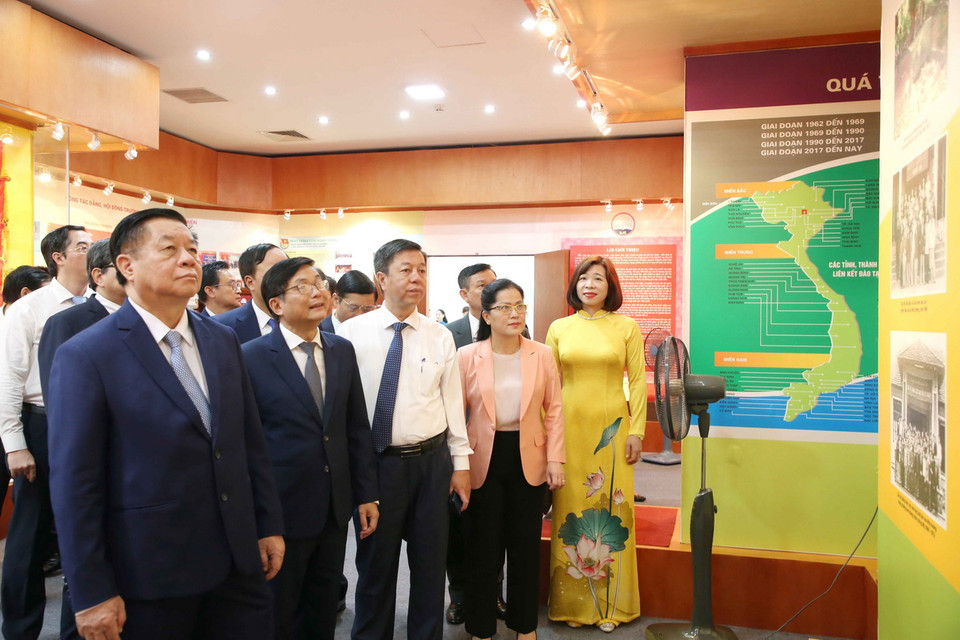 Trưởng Ban Tuyên giáo Trung ương Nguyễn Trọng Nghĩa thăm phòng Truyền thống Học viện Báo chí và Tuyên truyền. (Ảnh: Phương Hoa/TTXVN)