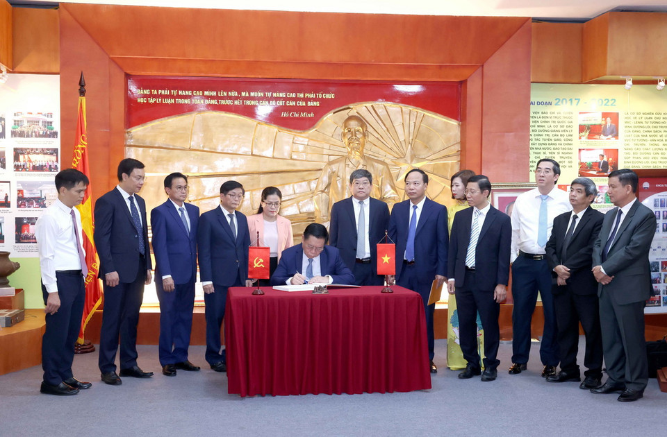 Trưởng Ban Tuyên giáo Trung ương Nguyễn Trọng Nghĩa viết lưu bút Truyền thống Học viện Báo chí và Tuyên truyền. (Ảnh: Phương Hoa/TTXVN)