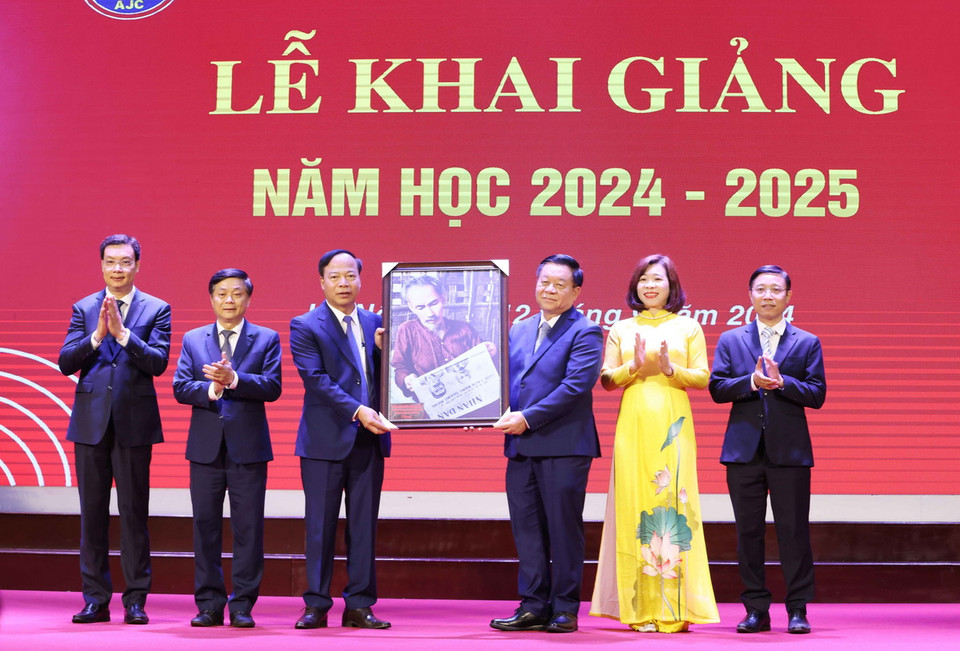 Trưởng Ban Tuyên giáo Trung ương Nguyễn Trọng Nghĩa trao tặng bức ảnh Bác Hồ cho Học viên Báo chí và Tuyên truyền. (Ảnh: Phương Hoa/TTXVN)