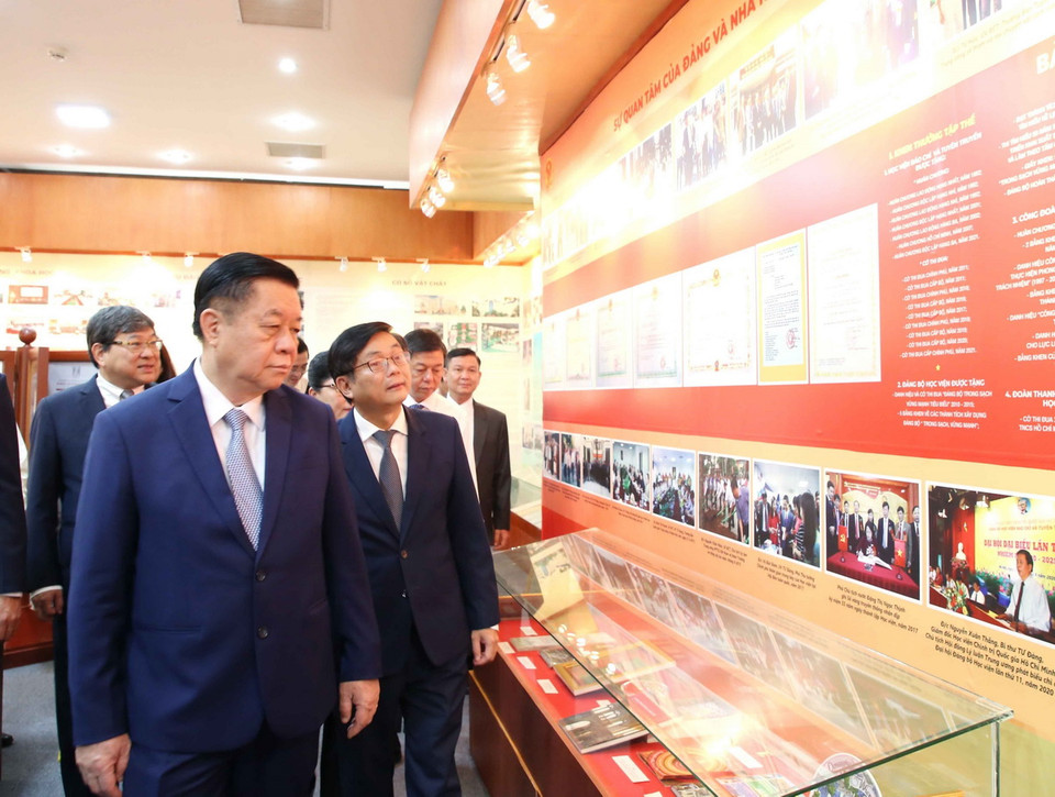 Trưởng Ban Tuyên giáo Trung ương Nguyễn Trọng Nghĩa thăm phòng Truyền thống Học viện Báo chí và Tuyên truyền. (Ảnh: Phương Hoa/TTXVN)