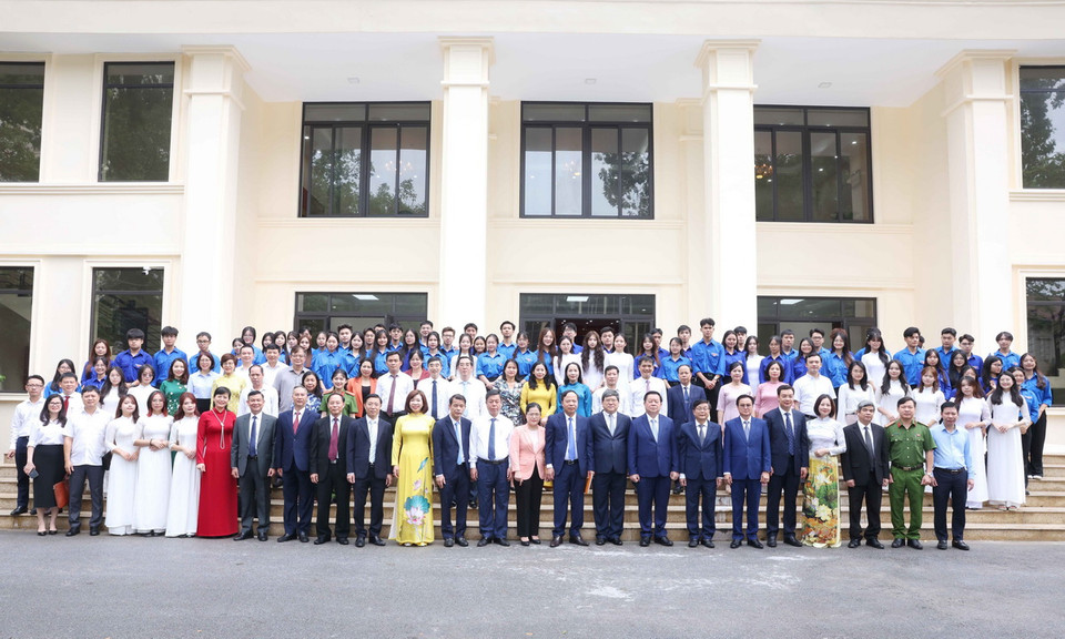 Trưởng Ban Tuyên giáo Trung ương Nguyễn Trọng Nghĩa cùng các thầy cô giáo và sinh viên Học viện Báo chí và Tuyên truyền. (Ảnh: Phương Hoa/TTXVN)