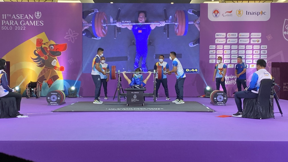 Lê Văn Công thành công ở lần cử đầu tiên với 160kg. (Ảnh: Văn Phong/TTXVN)