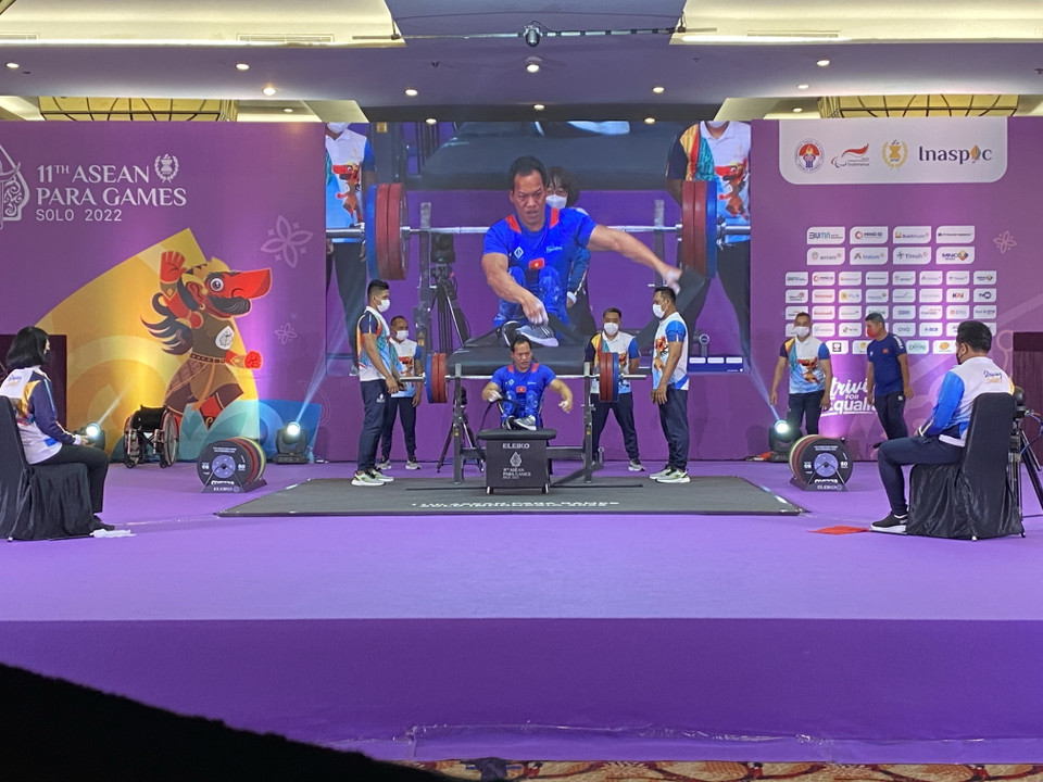 Lê Văn Công chuẩn bị trước khi bước vào thi đấu trận chung kết hạng dưới 49kg. (Ảnh: Văn Phong/TTXVN)