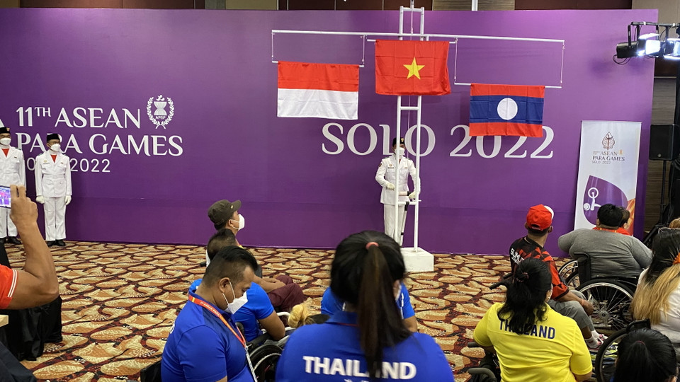 Quốc kỳ Việt Nam được kéo lên trong lễ trao huy chương nội dung cử tạ hạng dưới 49kg. (Ảnh: Hữu Chiến/TTXVN)