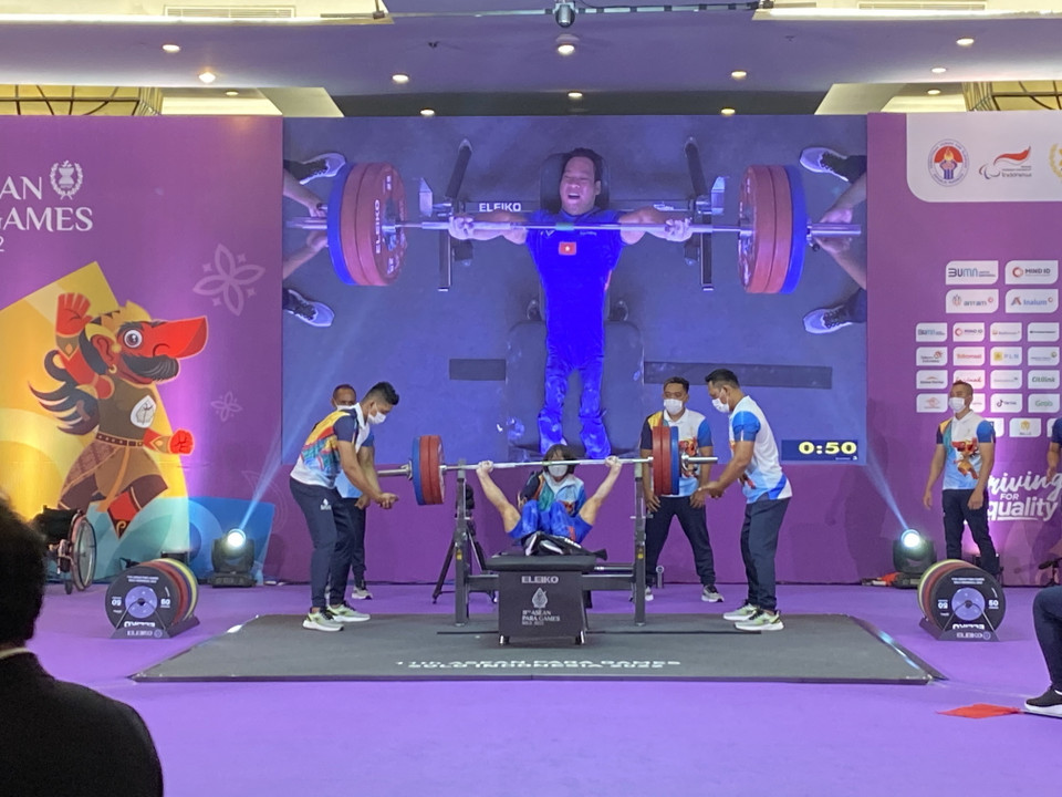 Lê Văn Công trong lần cử thứ ba với 170kg, qua đó giành huy chương Vàng thứ 6 liên tiếp ở nội dung cử tạ dưới 49kg. (Ảnh: Hữu Chiến/TTXVN)