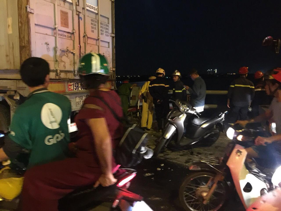 Cơ quan chức năng đang tiến hành tìm kiếm nạn nhân mất tích và di dời các phương tiện trong vụ tai nạn (Ảnh: Huy Đồng/TTXVN)