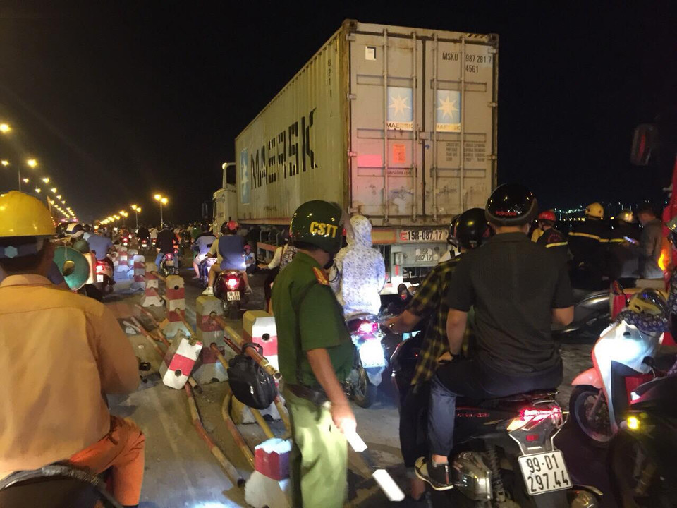 Cơ quan chức năng phân luồng tại hiện trường vụ tai nạn trên cầu Thanh Trì (Ảnh: Huy Đồng/TTXVN)