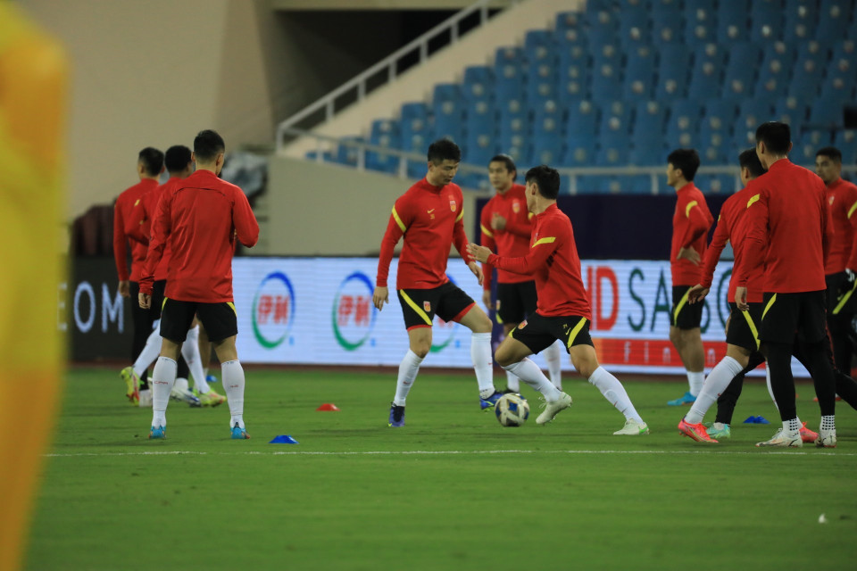 Các cầu thủ Trung Quốc luyện tập trên sân Mỹ Đình. (Ảnh: Tuấn Anh/TXVN)