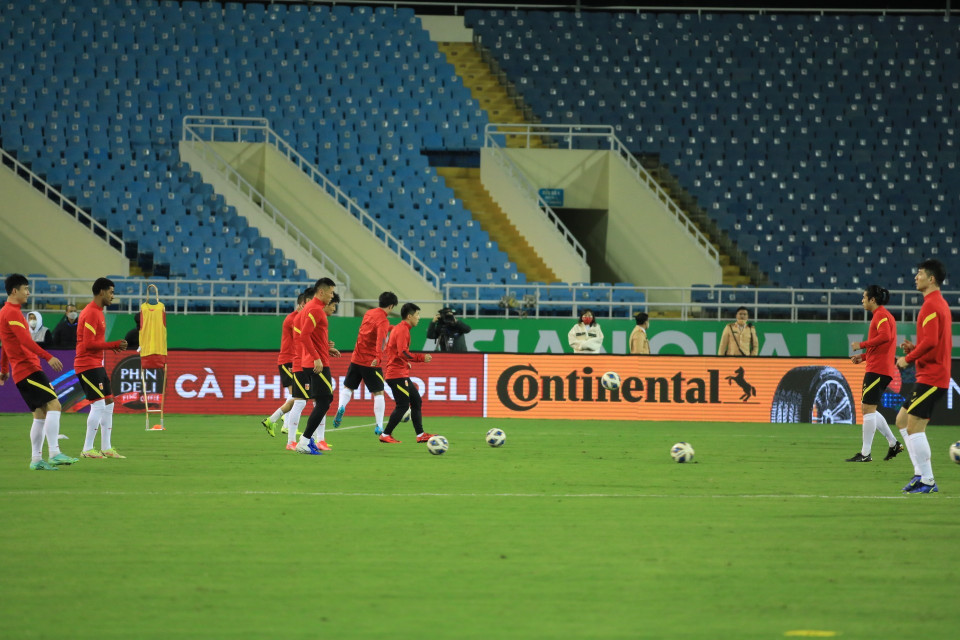 Các cầu thủ Trung Quốc luyện tập trên sân Mỹ Đình. (Ảnh: Tuấn Anh/TXVN)