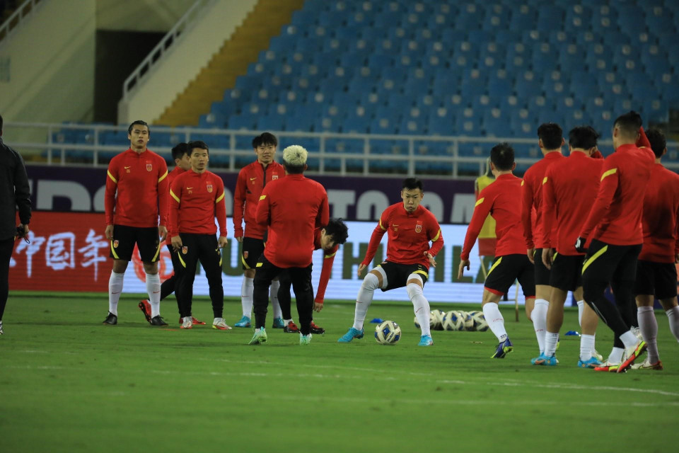 Các cầu thủ Trung Quốc luyện tập trên sân Mỹ Đình. (Ảnh: Tuấn Anh/TXVN)