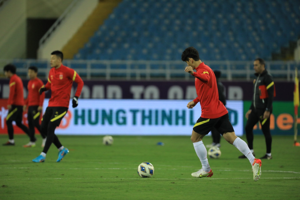 Các cầu thủ Trung Quốc luyện tập trên sân Mỹ Đình. (Ảnh: Tuấn Anh/TXVN)