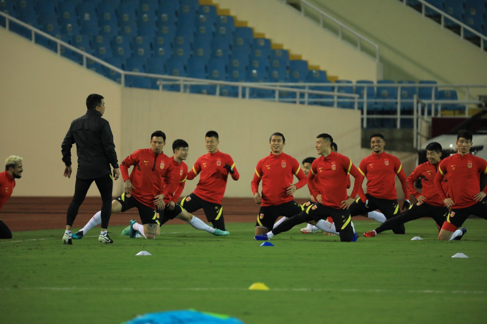 Các cầu thủ Trung Quốc luyện tập trên sân Mỹ Đình. (Ảnh: Tuấn Anh/TXVN)