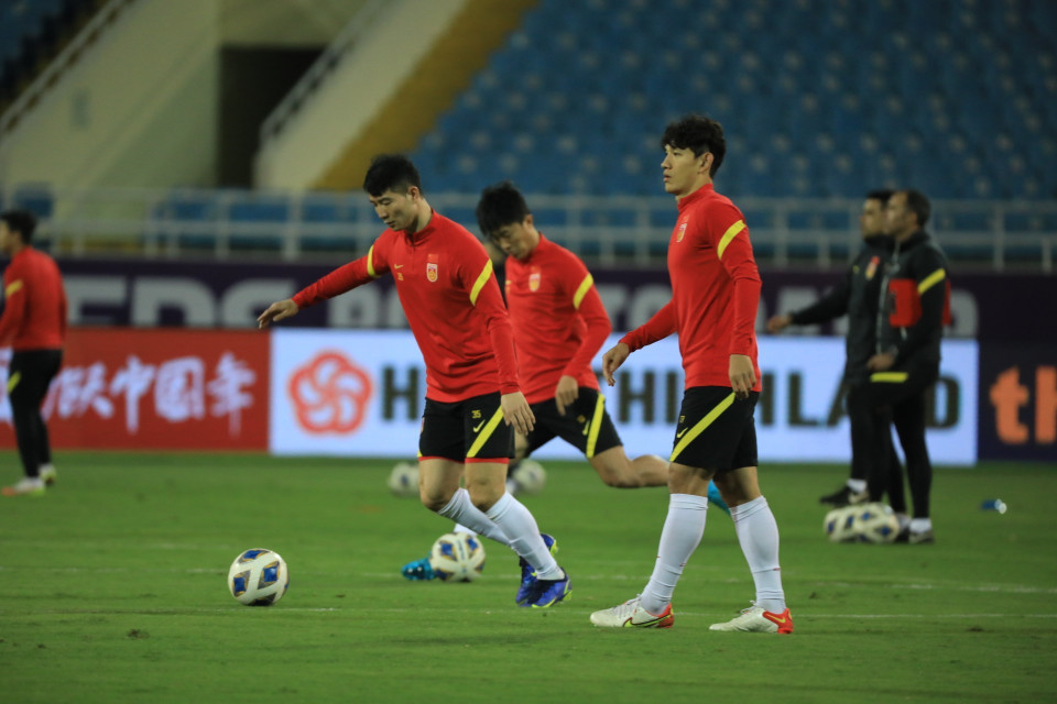 Các cầu thủ Trung Quốc luyện tập trên sân Mỹ Đình. (Ảnh: Tuấn Anh/TXVN)