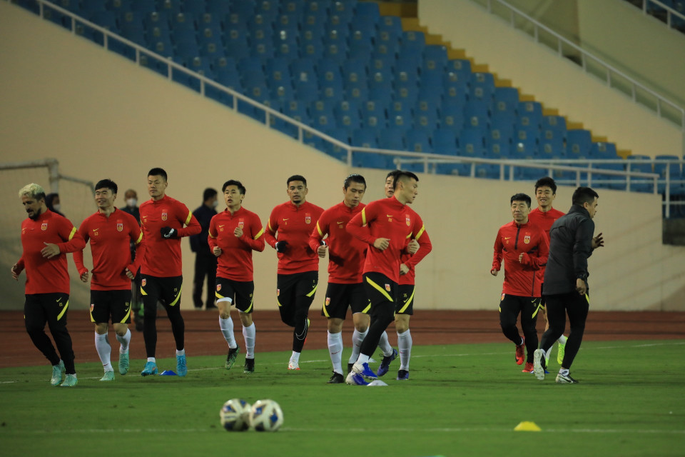 Các cầu thủ Trung Quốc luyện tập trên sân Mỹ Đình. (Ảnh: Tuấn Anh/TXVN)