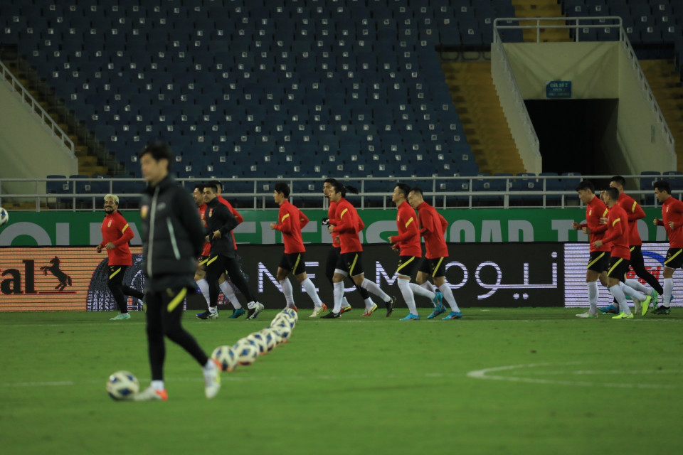 Các cầu thủ Trung Quốc luyện tập trên sân Mỹ Đình. (Ảnh: Tuấn Anh/TXVN)