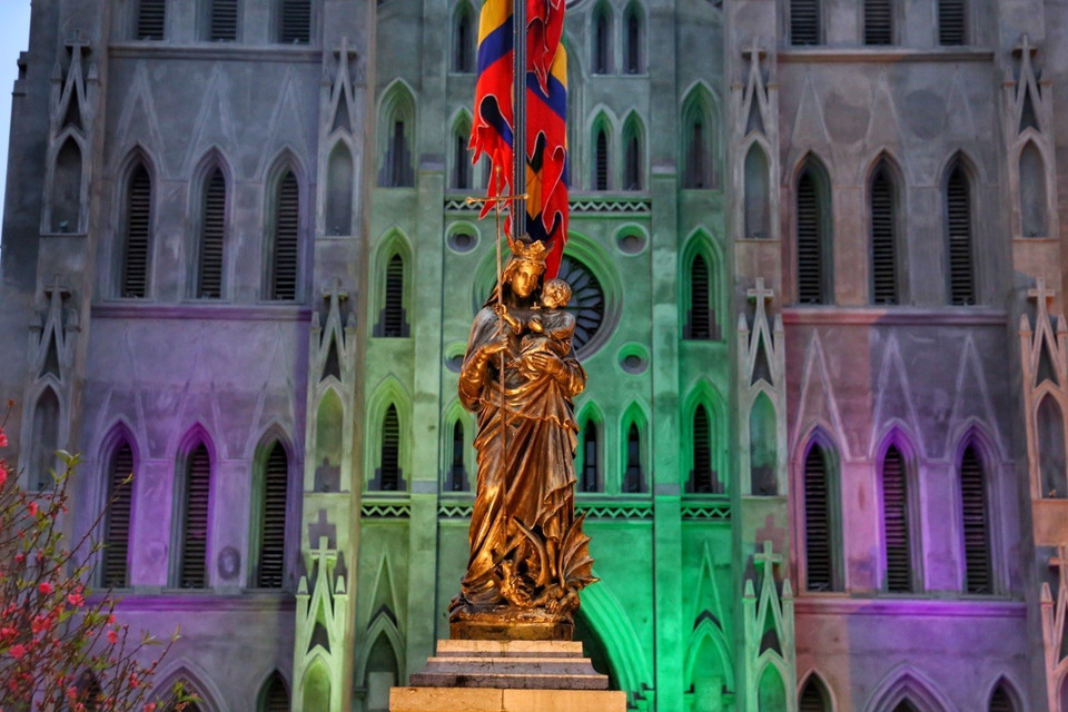 Nhà thờ Lớn Hà Nội lung linh với ánh đèn màu trước thềm năm mới 2022. (Ảnh: Tuấn Đức/TTXVN)