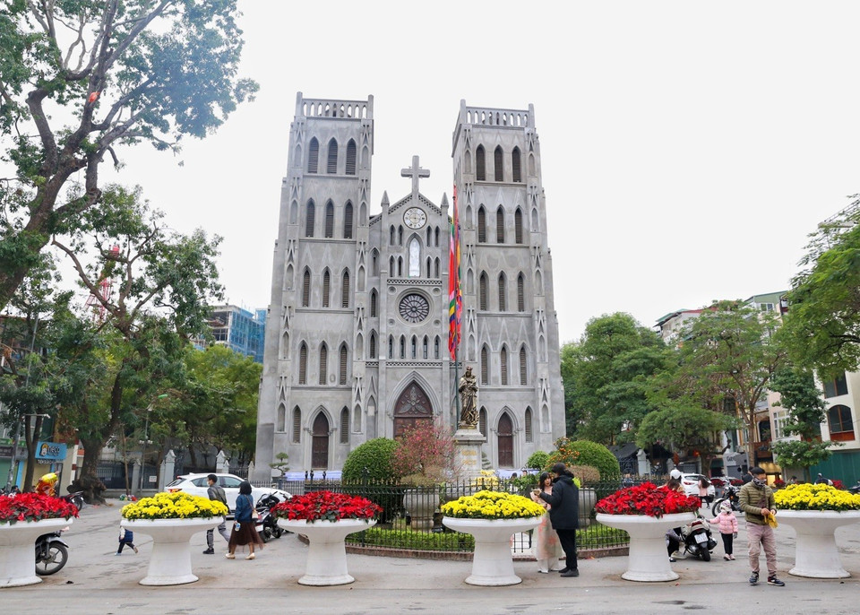 Toàn bộ bề ngoài của Nhà thờ Lớn Hà Nội được sơn mới. (Ảnh: Tuấn Đức/TTXVN)