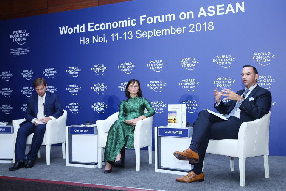 Ông David Wijeratne (phải), Lãnh đạo Trung tâm Thị trường mới nổi của PwC Global - một trong bốn công ty kiểm toán hàng đầu thế giới hiện nay, phát biểu tại Họp báo Tương lai ASEAN - Thời khắc hành động. (Ảnh: Lâm Khánh/TTXVN)